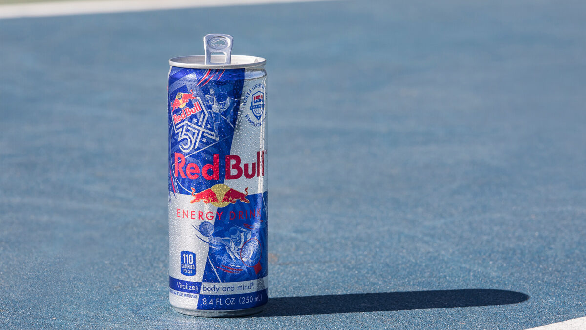 Історія компанії Red Bull, яка нічого не виробляє, але захоплює ринки завдяки маркетингу